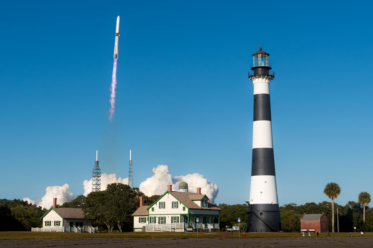 New Glenn carrying ESCAPADE climbs past Cape Canaveral Lighthouse during NG-2